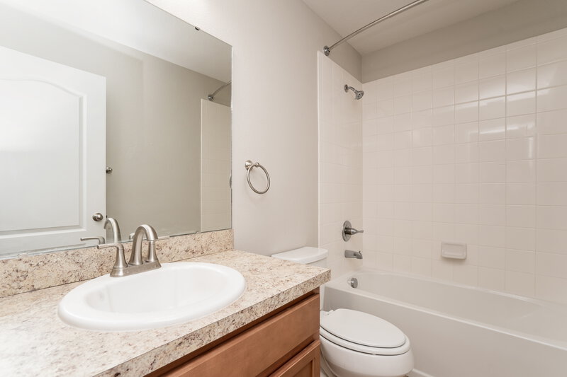 2,195/Mo, 11921 Grand Kempston Dr Gibsonton, FL 33534 Bathroom View