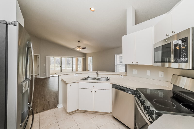 2,190/Mo, 12721 Bramfield Riverview, FL 33579 Kitchen View