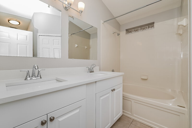 2,190/Mo, 12721 Bramfield Riverview, FL 33579 Main Bathroom View