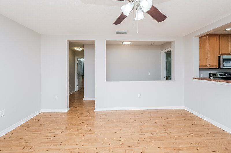 3,500/Mo, 11830 Mango Groves Blvd Seffner, FL 33584 Living Room View 4