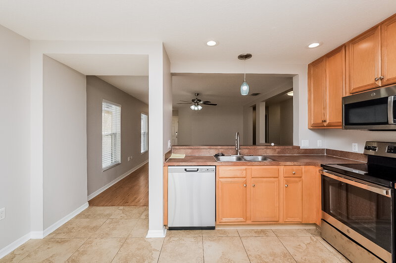 3,500/Mo, 11830 Mango Groves Blvd Seffner, FL 33584 Kitchen View