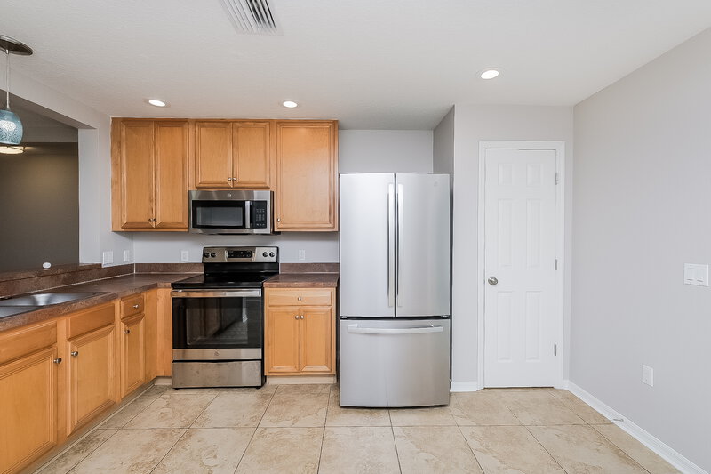 3,500/Mo, 11830 Mango Groves Blvd Seffner, FL 33584 Kitchen View 2
