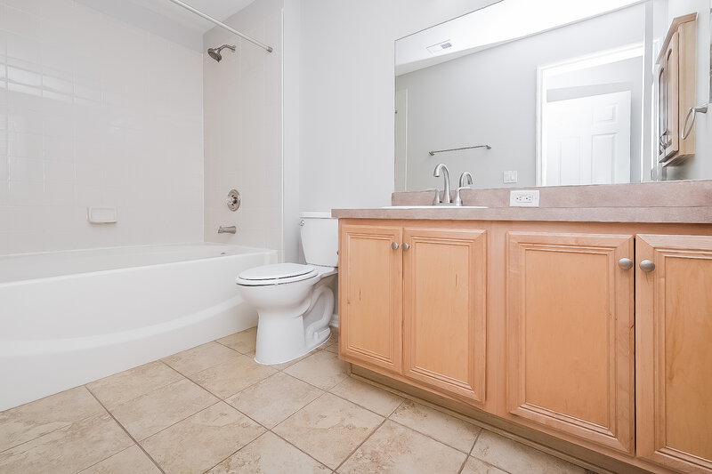 3,500/Mo, 11830 Mango Groves Blvd Seffner, FL 33584 Main Bathroom View