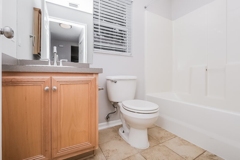 3,500/Mo, 11830 Mango Groves Blvd Seffner, FL 33584 Bathroom View