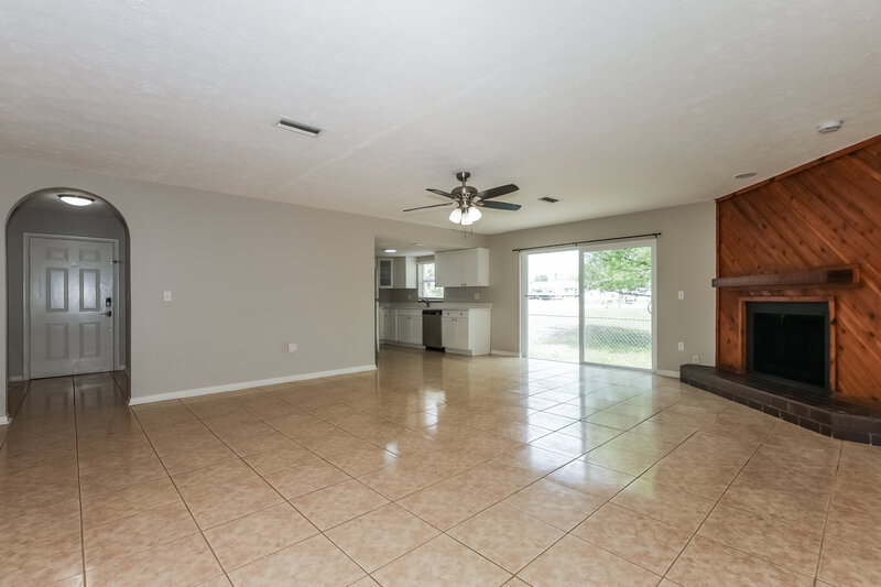 2,510/Mo, 9811 N Connechusett Rd Tampa, FL 33617 Living Room View