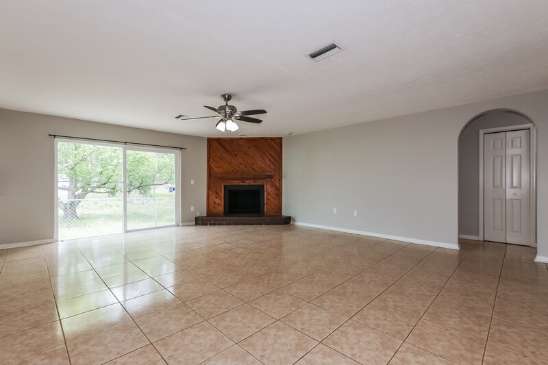 2,510/Mo, 9811 N Connechusett Rd Tampa, FL 33617 Living Room View 2