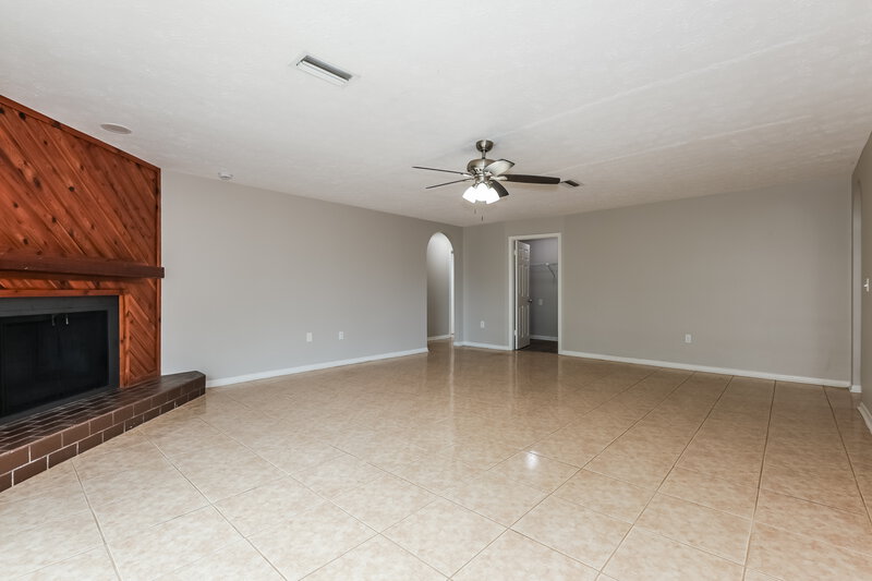 2,510/Mo, 9811 N Connechusett Rd Tampa, FL 33617 Living Room View 3