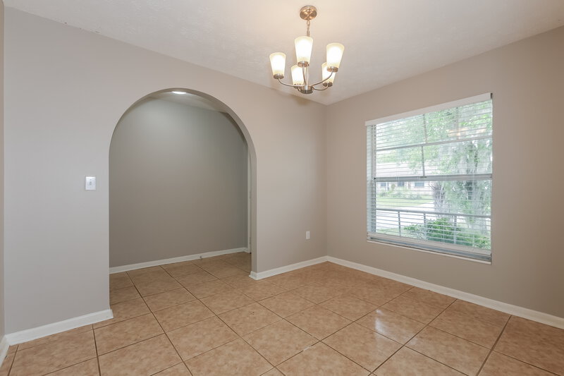 2,510/Mo, 9811 N Connechusett Rd Tampa, FL 33617 Dining Room View
