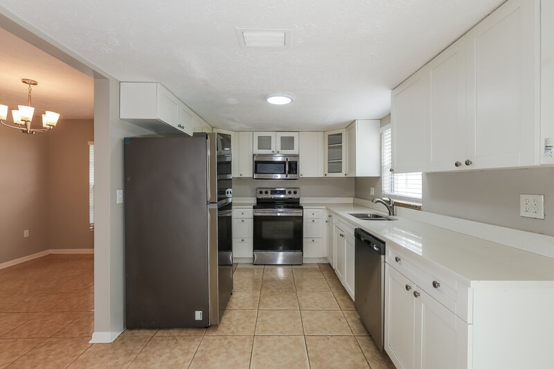 2,510/Mo, 9811 N Connechusett Rd Tampa, FL 33617 Kitchen View