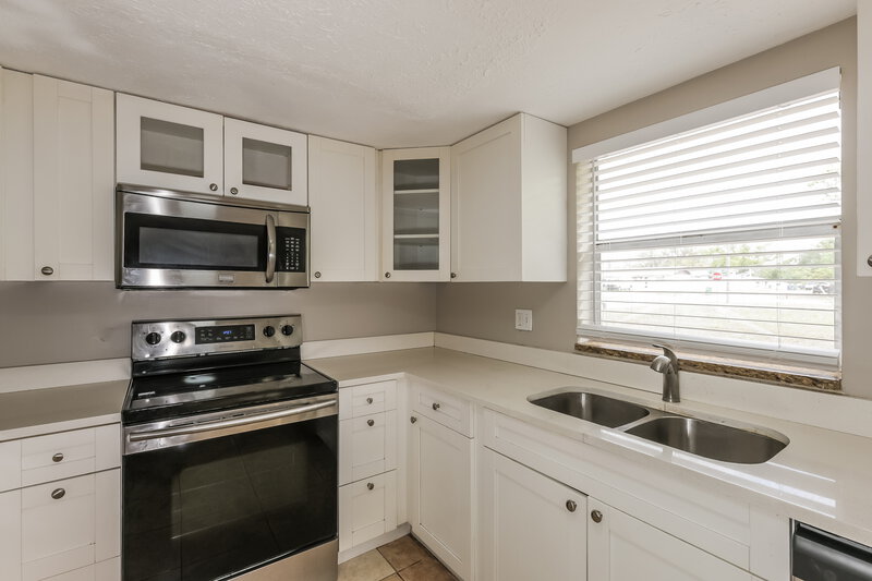 2,510/Mo, 9811 N Connechusett Rd Tampa, FL 33617 Kitchen View 2