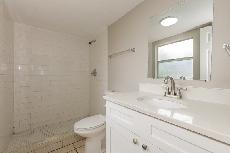 2,510/Mo, 9811 N Connechusett Rd Tampa, FL 33617 Main Bathroom View
