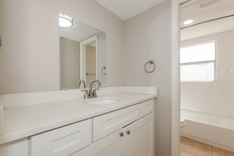 2,510/Mo, 9811 N Connechusett Rd Tampa, FL 33617 Bathroom View
