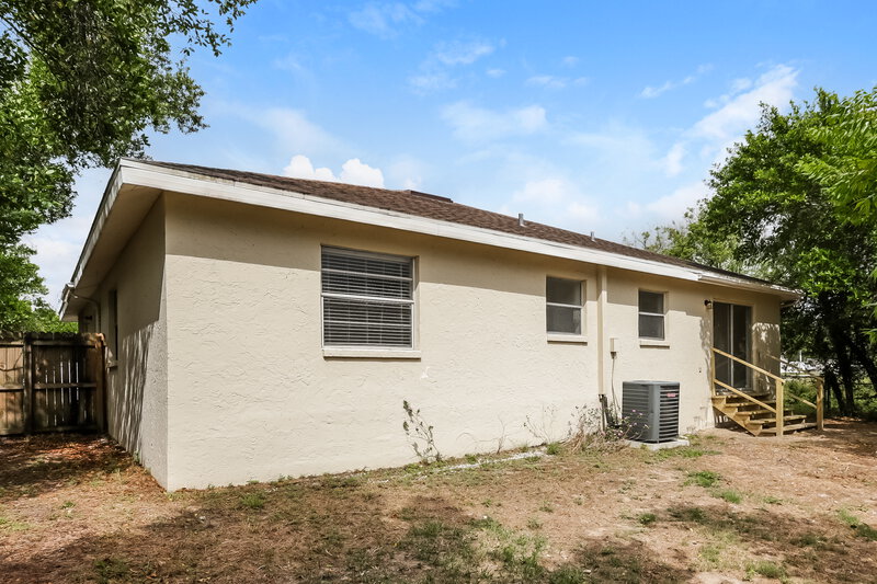 2,510/Mo, 9811 N Connechusett Rd Tampa, FL 33617 Rear View