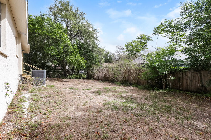 2,510/Mo, 9811 N Connechusett Rd Tampa, FL 33617 Rear View 2