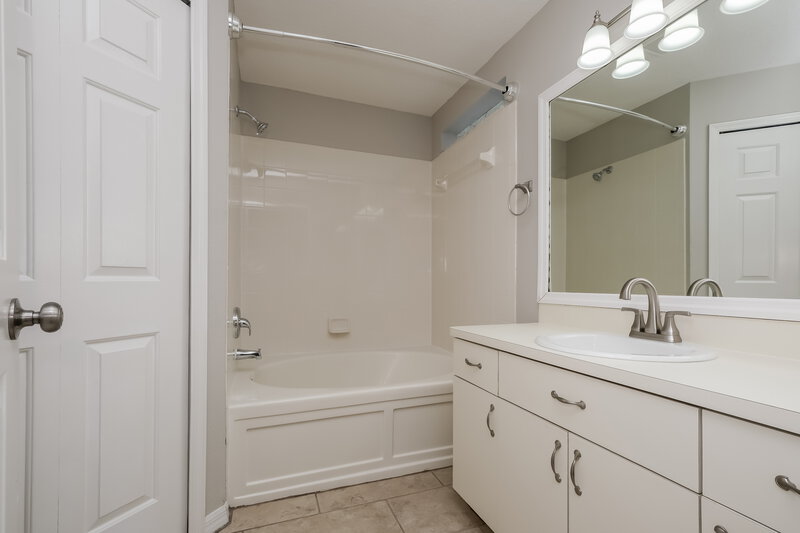 2,365/Mo, 2541 E 150th Ave Lutz, FL 33559 Main Bathroom View