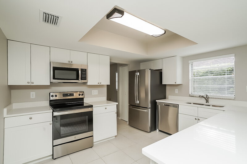 2,540/Mo, 16418 Bonneville Dr Tampa, FL 33624 Kitchen View
