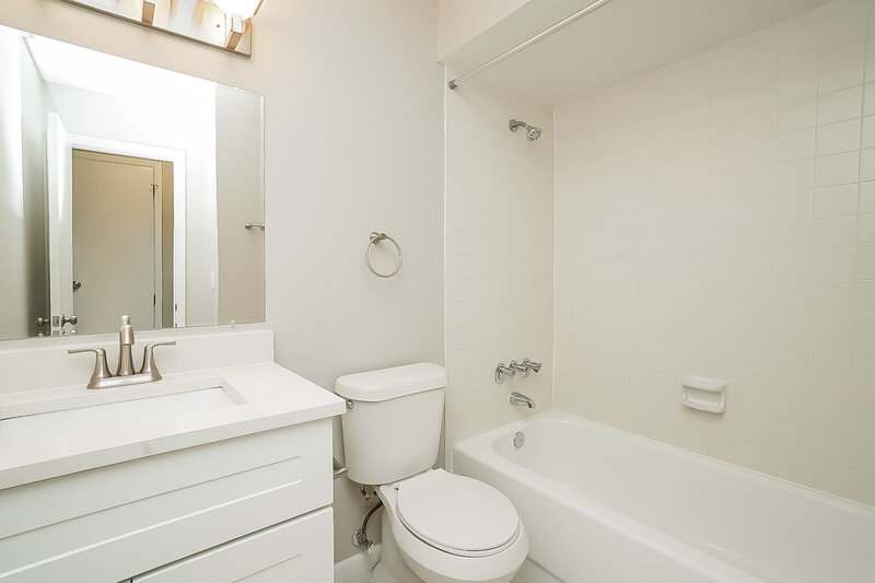 2,540/Mo, 16418 Bonneville Dr Tampa, FL 33624 Bathroom View