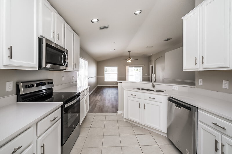 1,895/Mo, 14141 Lemon Yellow Tree Ln Brooksville, FL 34613 Kitchen View 2
