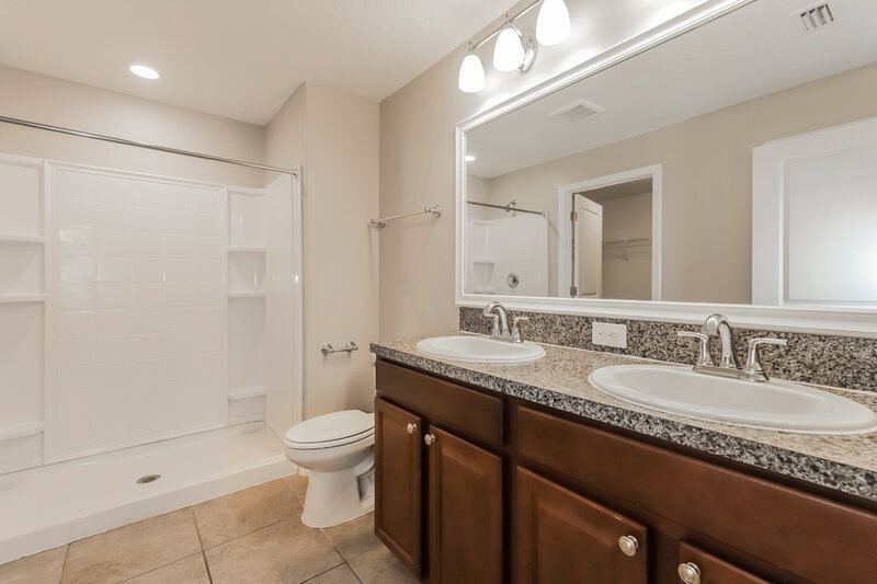 2,015/Mo, 1637 Climbing Dayflower Dr Ruskin, FL 33570 Main Bathroom View