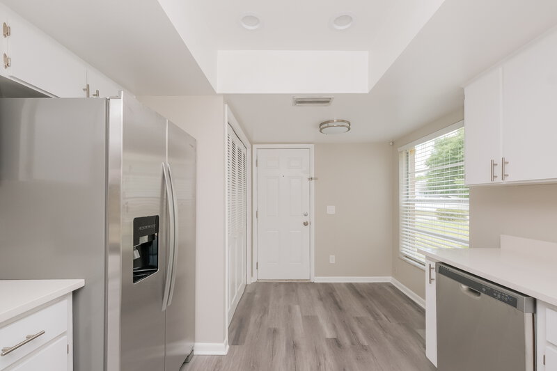 2,250/Mo, 4601 Cabbage Palm Dr Valrico, FL 33596 Kitchen View