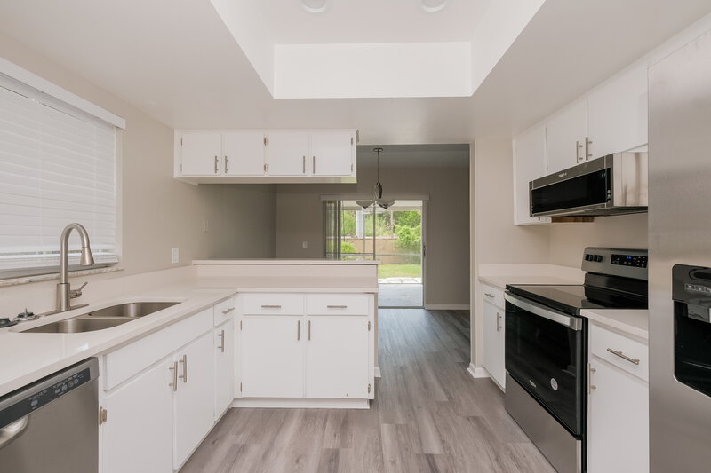 2,250/Mo, 4601 Cabbage Palm Dr Valrico, FL 33596 Kitchen View 2