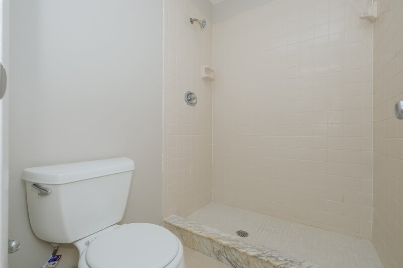 2,250/Mo, 4601 Cabbage Palm Dr Valrico, FL 33596 Bathroom View 2