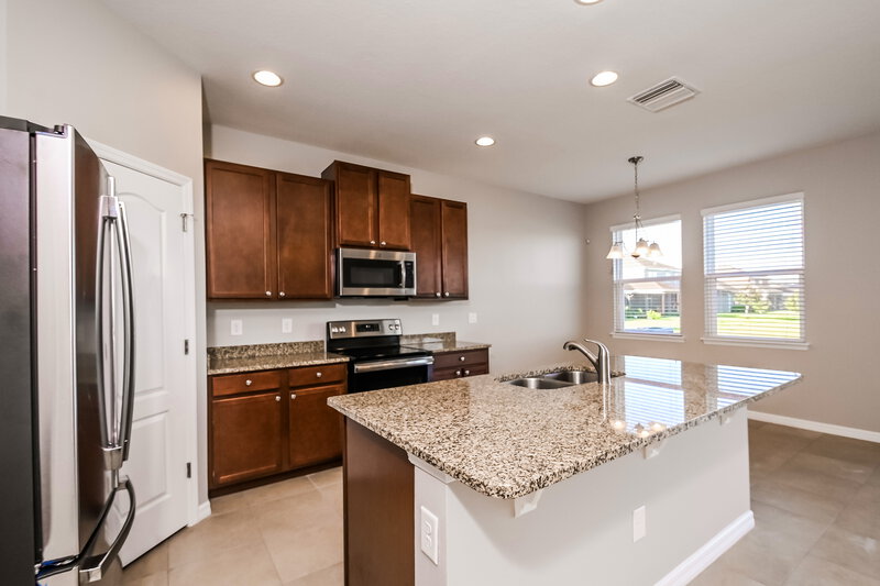 2,225/Mo, 12039 Ledbury Commons Dr Gibsonton, FL 33534 Kitchen View 2