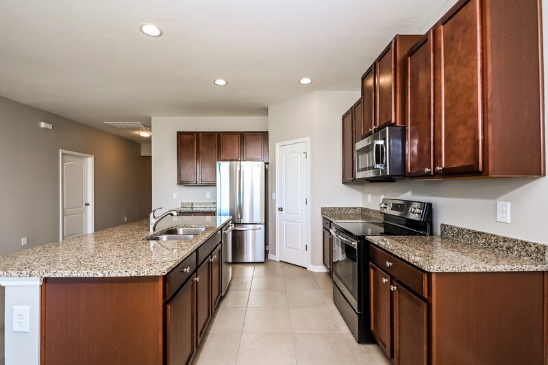 2,225/Mo, 12039 Ledbury Commons Dr Gibsonton, FL 33534 Kitchen View 3