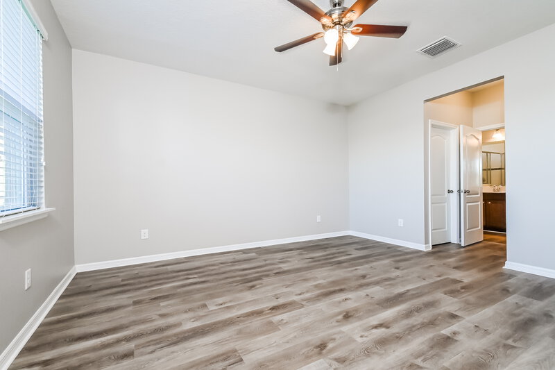 2,225/Mo, 12039 Ledbury Commons Dr Gibsonton, FL 33534 Main Bedroom View