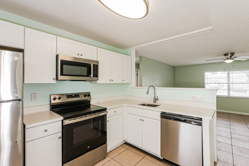 2,205/Mo, 1070 Bridlewood Way Brandon, FL 33511 Kitchen View 2