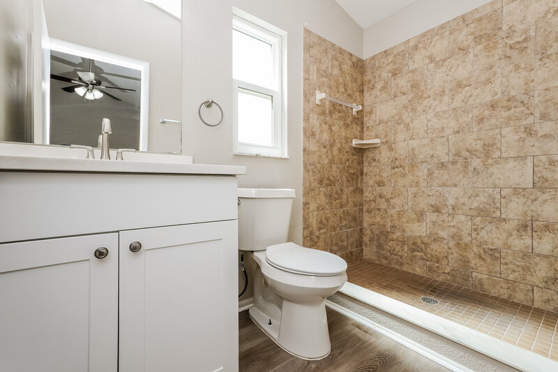 3,480/Mo, 914 Axlewood Cir Brandon, FL 33511 Bathroom View