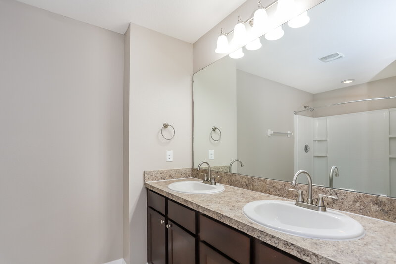 2,875/Mo, 1802 Greenwood Valley Dr Plant City, FL 33563 Main Bathroom View