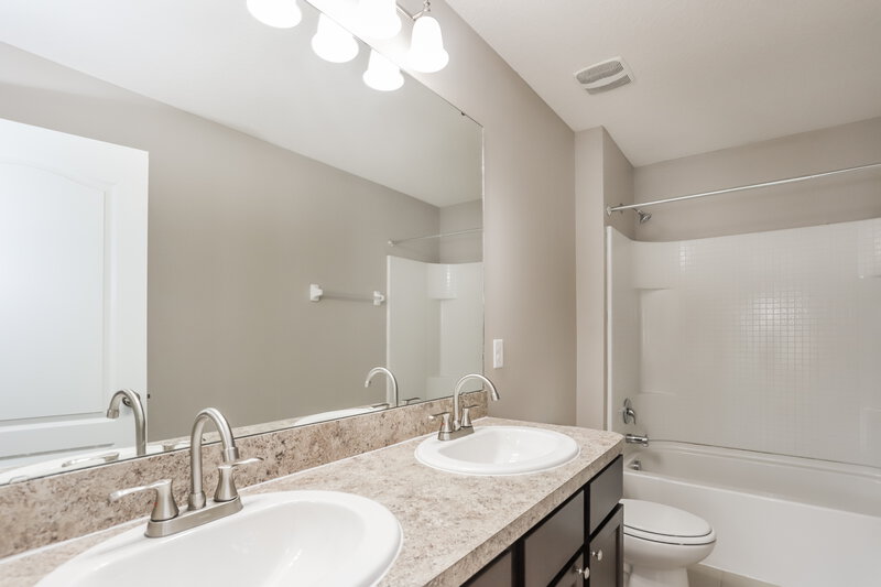 2,875/Mo, 1802 Greenwood Valley Dr Plant City, FL 33563 Bathroom View