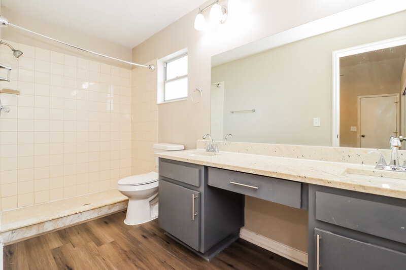 2,480/Mo, 12832 Dunhill Dr Tampa, FL 33624 Main Bathroom View