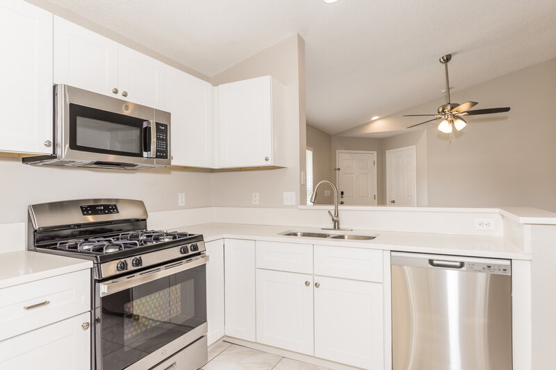 2,010/Mo, 6720 Summer Haven Dr Riverview, FL 33578 Kitchen View