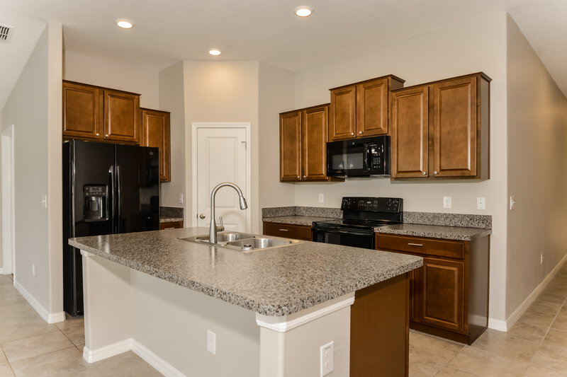 2,225/Mo, 7036 Wiseman Run Dr Ruskin, FL 33573 Kitchen View 2
