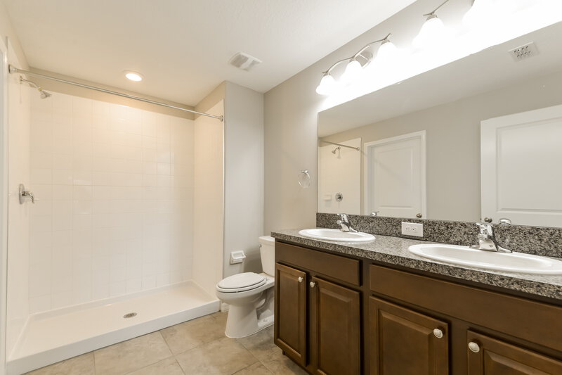 2,225/Mo, 7036 Wiseman Run Dr Ruskin, FL 33573 Main Bathroom View