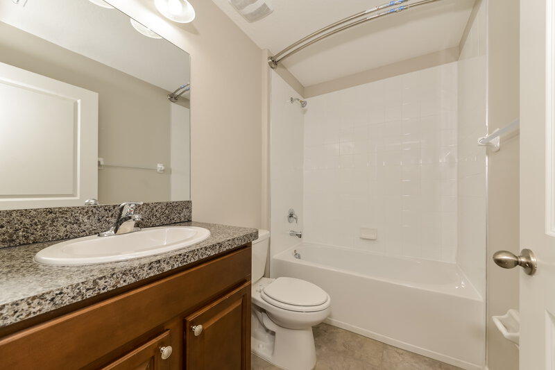2,225/Mo, 7036 Wiseman Run Dr Ruskin, FL 33573 Bathroom View