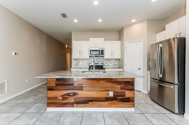 2,070/Mo, 1516 Climbing Dayflower Dr Ruskin, FL 33570 Kitchen View