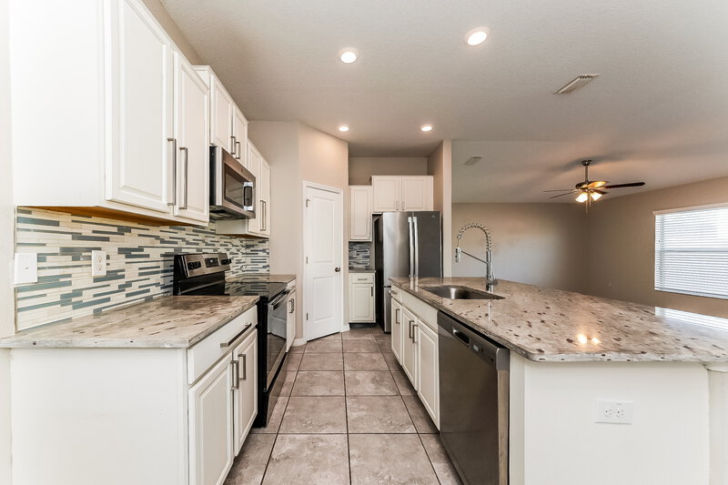 2,070/Mo, 1516 Climbing Dayflower Dr Ruskin, FL 33570 Kitchen View 2