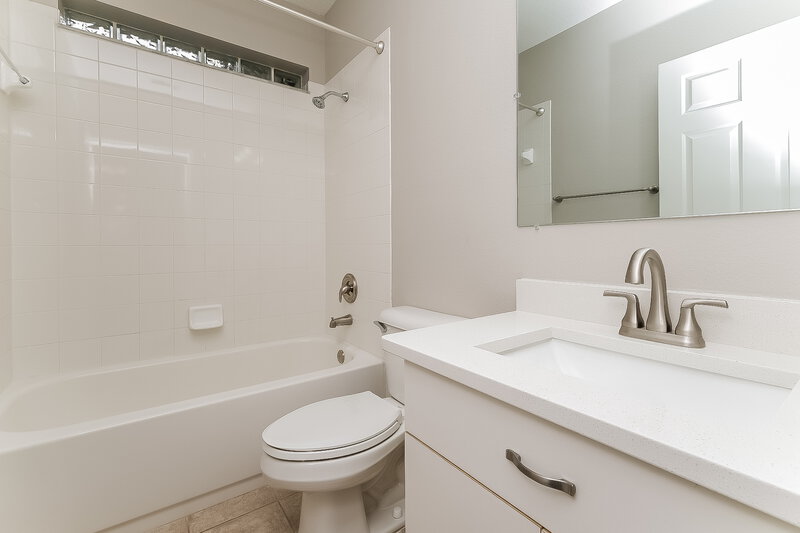 1,985/Mo, 312 Summer Sails Dr Valrico, FL 33594 Main Bathroom View