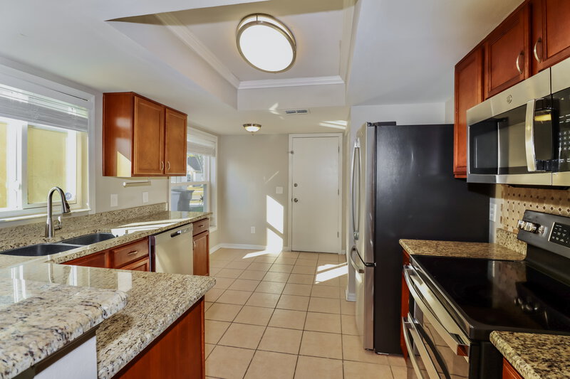 2,215/Mo, 1645 Palm Leaf Dr Brandon, FL 33510 Kitchen View