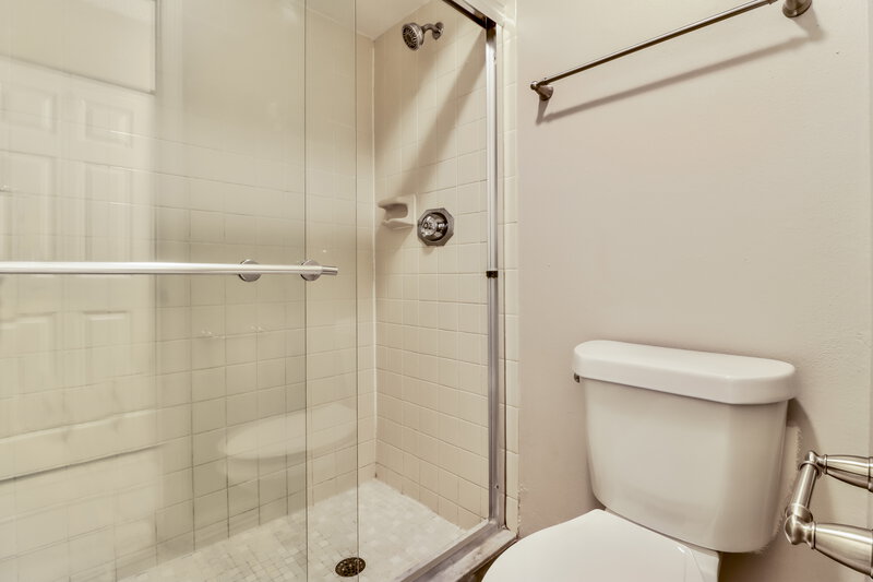 2,215/Mo, 1645 Palm Leaf Dr Brandon, FL 33510 Main Bathroom View