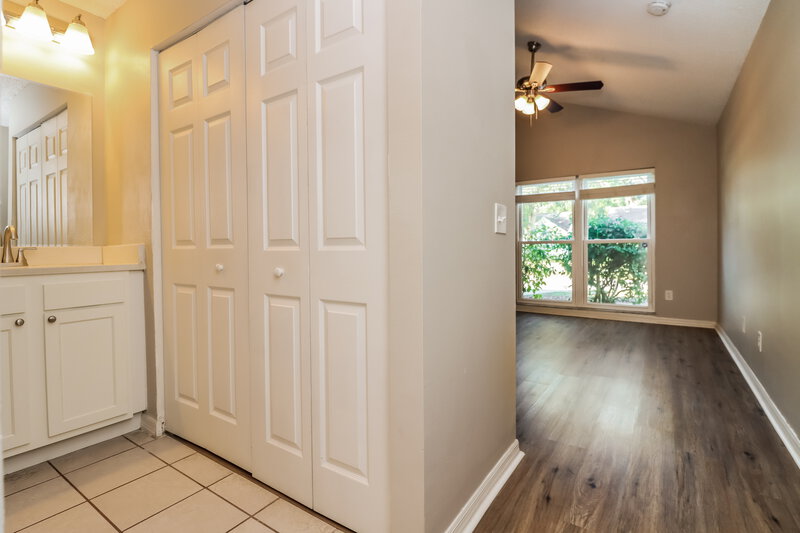 2,215/Mo, 1645 Palm Leaf Dr Brandon, FL 33510 Main Bathroom View 2