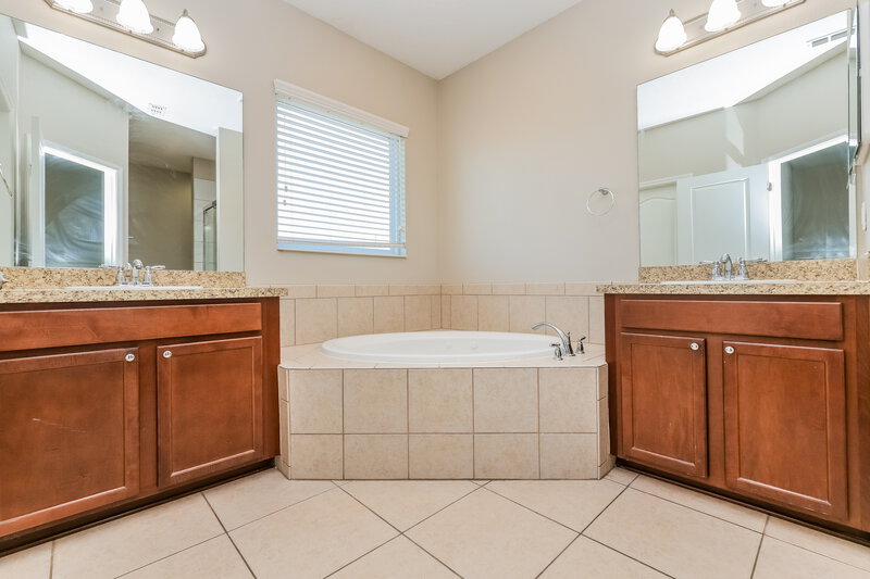 2,365/Mo, 11549 Tangle Stone Dr Gibsonton, FL 33534 Main Bathroom View