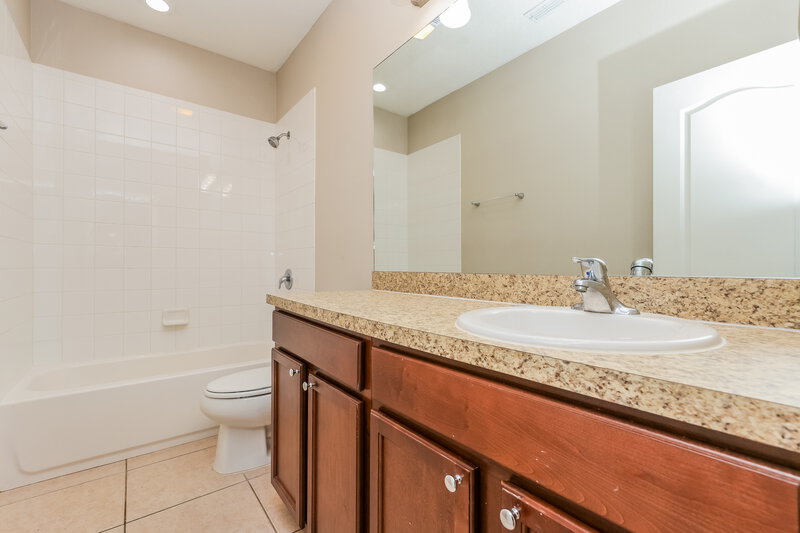 2,365/Mo, 11549 Tangle Stone Dr Gibsonton, FL 33534 Bathroom View