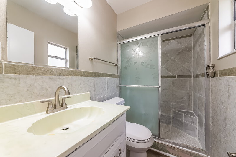 2,055/Mo, 3910 Briarlake Dr Valrico, FL 33596 Main Bathroom View