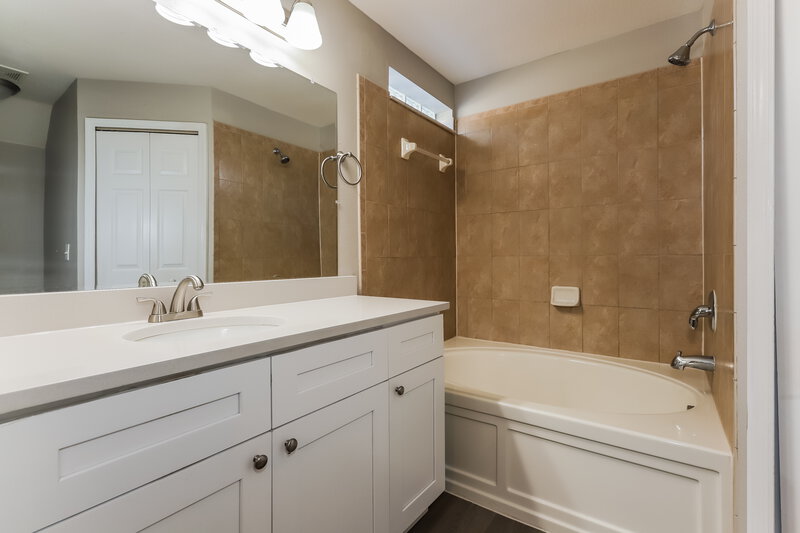 1,905/Mo, 14148 Lemon Yellow Tree Ln Spring Hill, FL 34613 Main Bathroom View