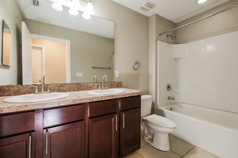 2,065/Mo, 1806 Greenwood Valley Dr Plant City, FL 33563 Bathroom View