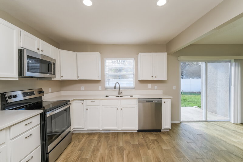 2,160/Mo, 9715 Little Pond Way Tampa, FL 33647 Kitchen View 2